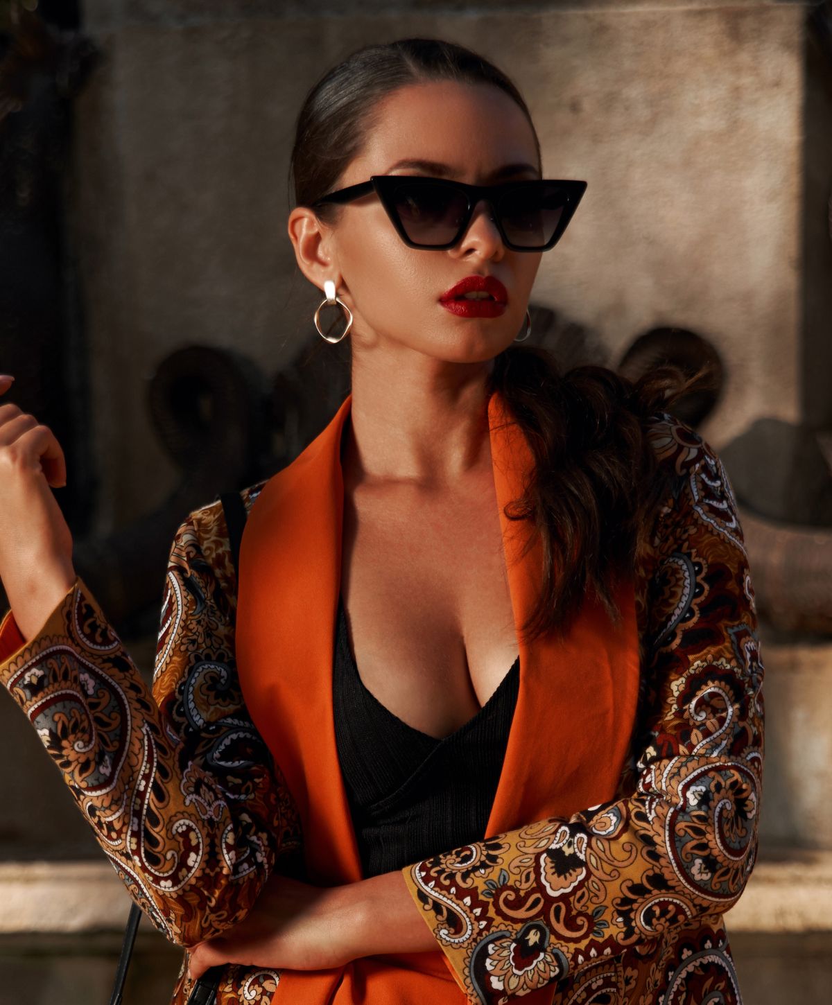 Fashion model in stylish outfit and sunglasses.